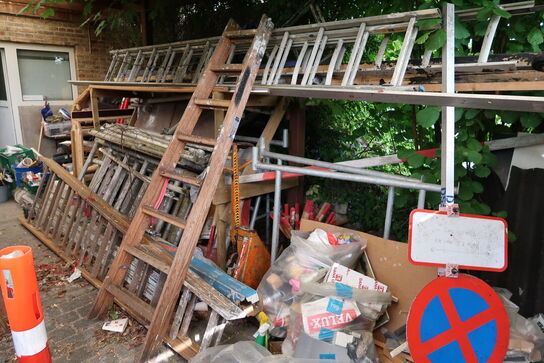 Div. Stiger, varelager, stilladsdele JUMBO, palleløfter m.m. (alt skal medtages)