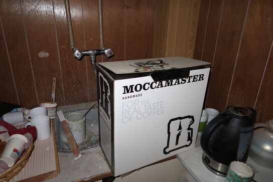 Div. Varelager, kaffemaskine MOCCAMASTER, køleskab m.m. (alt skal medtages)