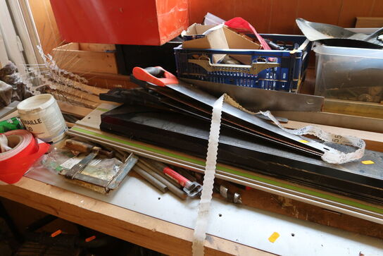 Lagerreol med indhold, div. Varelager, høvl, værktøjskasser m.m. (alt skal medtages)