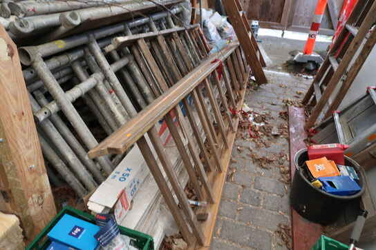 Div. Stiger, varelager, stilladsdele JUMBO, palleløfter m.m. (alt skal medtages)