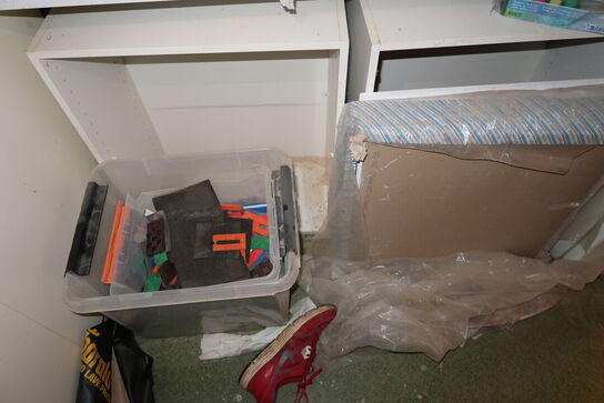 Div. Varelager, kaffemaskine MOCCAMASTER, køleskab m.m. (alt skal medtages)