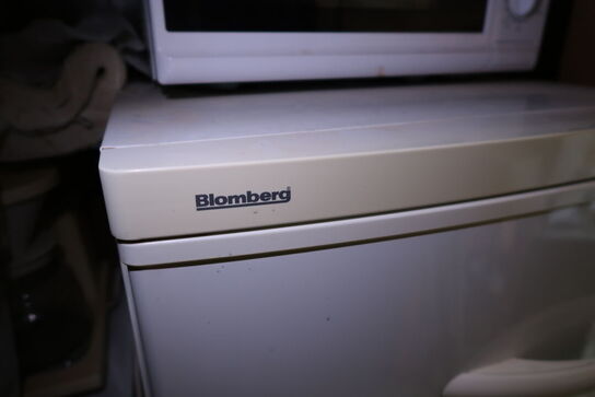 Div. Varelager, kaffemaskine MOCCAMASTER, køleskab m.m. (alt skal medtages)