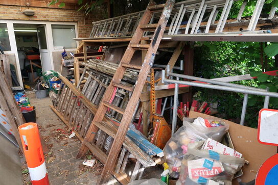 Div. Stiger, varelager, stilladsdele JUMBO, palleløfter m.m. (alt skal medtages)