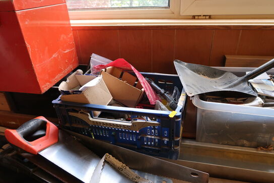 Lagerreol med indhold, div. Varelager, høvl, værktøjskasser m.m. (alt skal medtages)