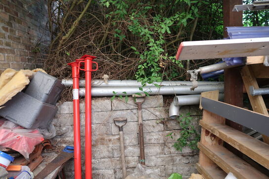 Div. Stiger, varelager, stilladsdele JUMBO, palleløfter m.m. (alt skal medtages)