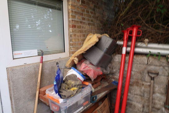 Div. Stiger, varelager, stilladsdele JUMBO, palleløfter m.m. (alt skal medtages)