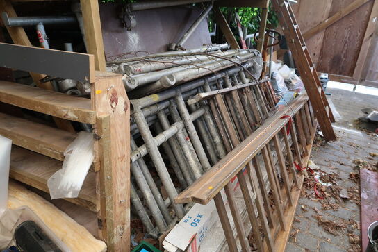 Div. Stiger, varelager, stilladsdele JUMBO, palleløfter m.m. (alt skal medtages)