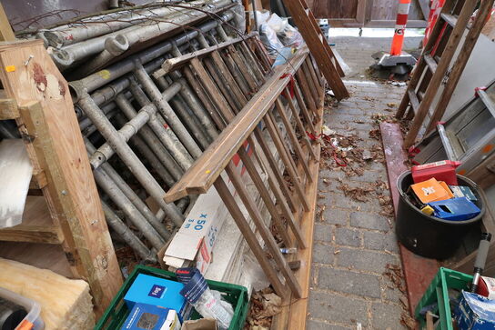 Div. Stiger, varelager, stilladsdele JUMBO, palleløfter m.m. (alt skal medtages)