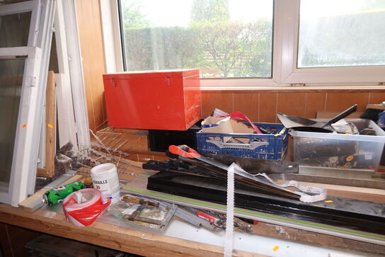 Lagerreol med indhold, div. Varelager, høvl, værktøjskasser m.m. (alt skal medtages)