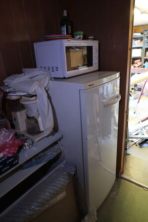 Div. Varelager, kaffemaskine MOCCAMASTER, køleskab m.m. (alt skal medtages)