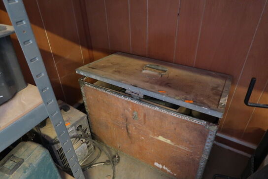 Lagerreol med indhold, div. Varelager, høvl, værktøjskasser m.m. (alt skal medtages)