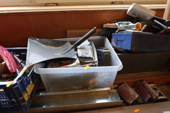 Lagerreol med indhold, div. Varelager, høvl, værktøjskasser m.m. (alt skal medtages)