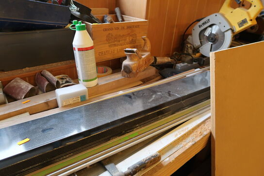 Lagerreol med indhold, div. Varelager, høvl, værktøjskasser m.m. (alt skal medtages)