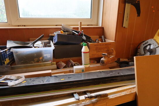 Lagerreol med indhold, div. Varelager, høvl, værktøjskasser m.m. (alt skal medtages)