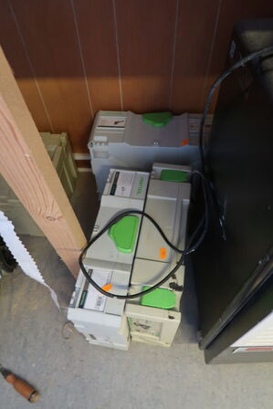 Lagerreol med indhold, div. Varelager, høvl, værktøjskasser m.m. (alt skal medtages)