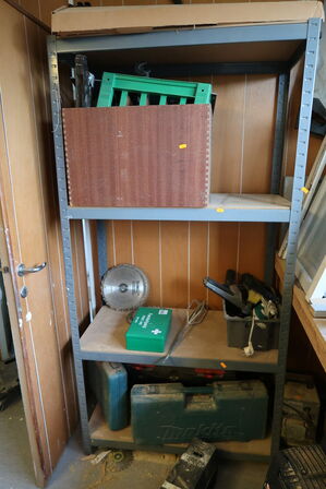 Lagerreol med indhold, div. Varelager, høvl, værktøjskasser m.m. (alt skal medtages)