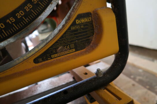 Bordrundsav DEWALT DW745-QS med arbejdsbord