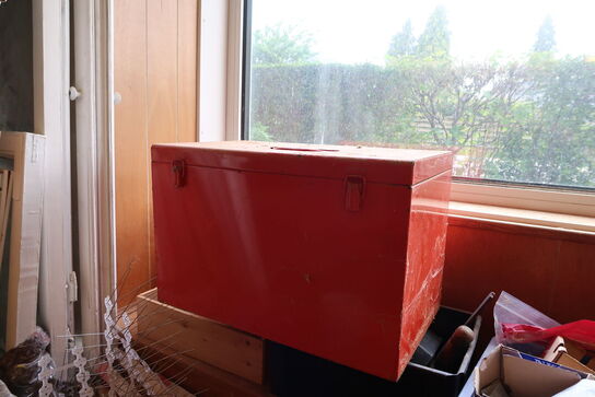 Lagerreol med indhold, div. Varelager, høvl, værktøjskasser m.m. (alt skal medtages)