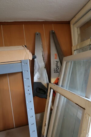 Lagerreol med indhold, div. Varelager, høvl, værktøjskasser m.m. (alt skal medtages)