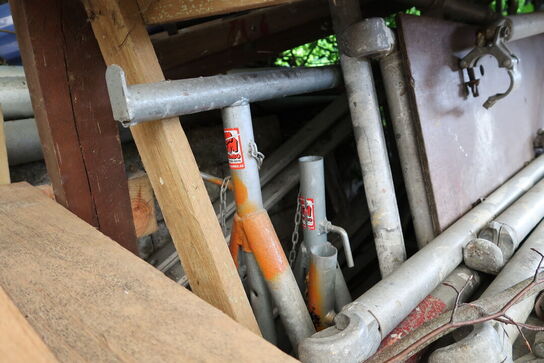 Div. Stiger, varelager, stilladsdele JUMBO, palleløfter m.m. (alt skal medtages)