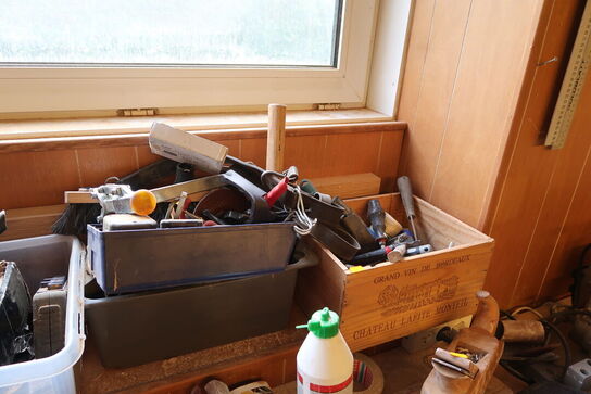 Lagerreol med indhold, div. Varelager, høvl, værktøjskasser m.m. (alt skal medtages)