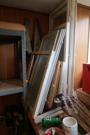 Lagerreol med indhold, div. Varelager, høvl, værktøjskasser m.m. (alt skal medtages)