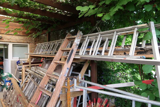 Div. Stiger, varelager, stilladsdele JUMBO, palleløfter m.m. (alt skal medtages)