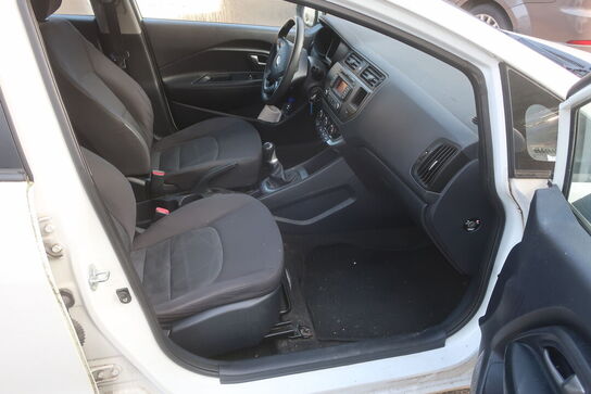 Personbil: KIA RIO 1.2 5-DØRS MAN. 5 (moms fri)