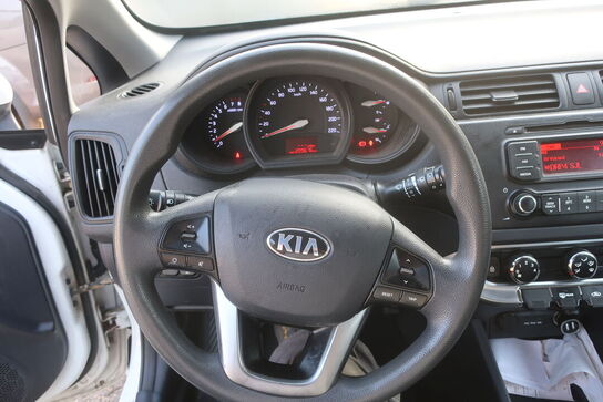 Personbil: KIA RIO 1.2 5-DØRS MAN. 5 (moms fri)
