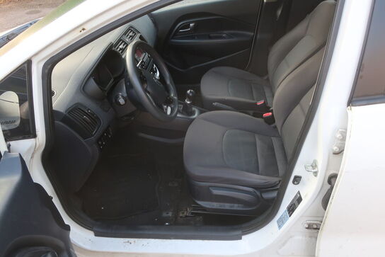 Personbil: KIA RIO 1.2 5-DØRS MAN. 5 (moms fri)