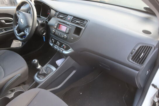 Personbil: KIA RIO 1.2 5-DØRS MAN. 5 (moms fri)