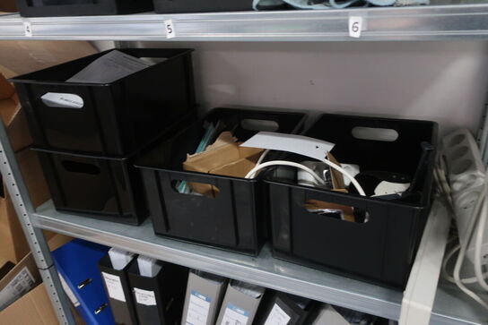 2 stk. reoler med indhold