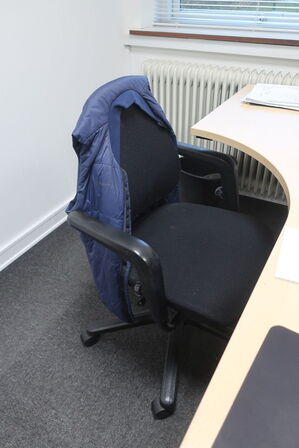 El. hæve/sænke skrivebord, kontorstol, monitore m.v. 