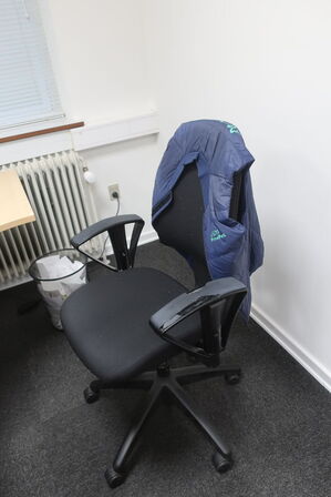 El. hæve/sænke skrivebord, kontorstol, monitore m.v. 