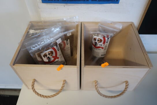 2 stk. kasser med godbidder