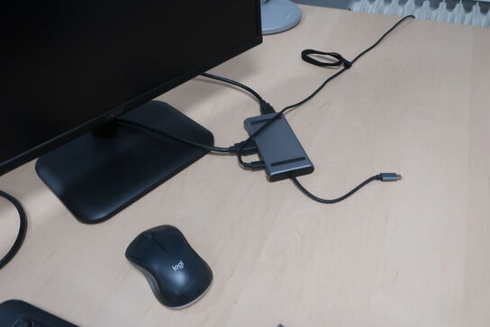 El. hæve/sænke skrivebord, kontorstol, monitore m.v. 