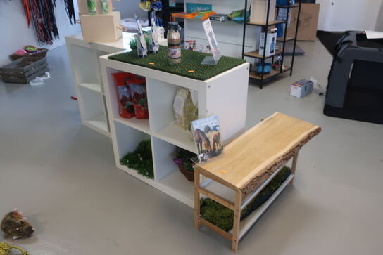 Bænk samt 2 stk. reoler med indhold 