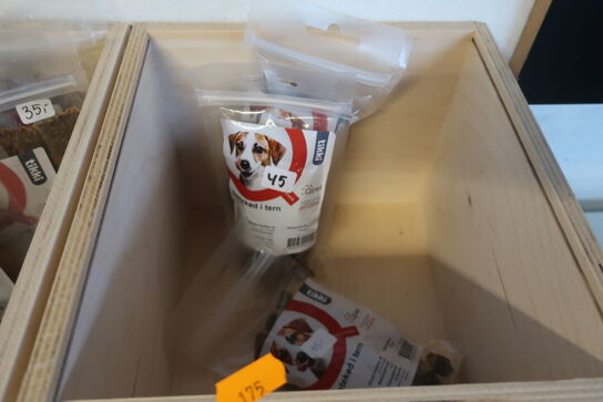 2 stk. kasser med godbidder