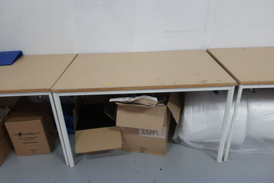 4 stk. borde med indhold på bordet samt under bordet