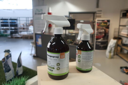 Bænk samt 2 stk. reoler med indhold 