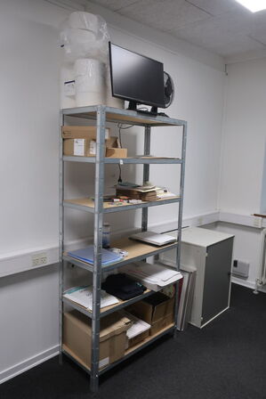 Reol med indhold, skab samt printer EPSON