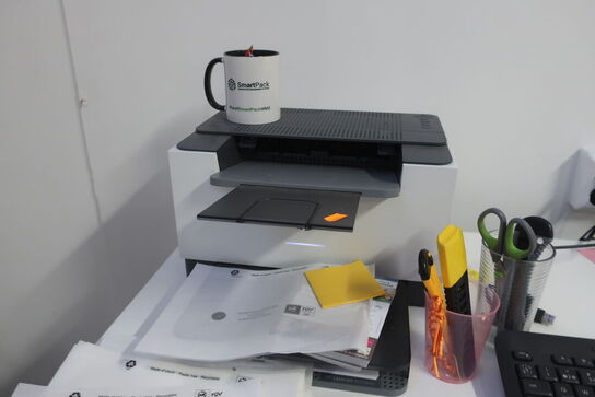 Bord, printer HP, labelprinter ZEBRA samt affaldsstativ