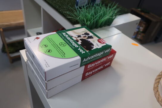 Bænk samt 2 stk. reoler med indhold 