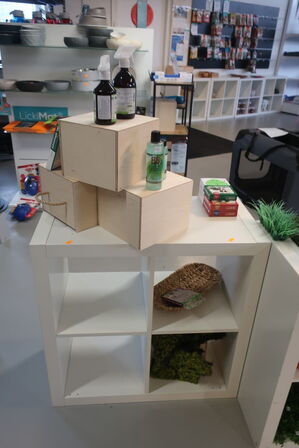 Bænk samt 2 stk. reoler med indhold 