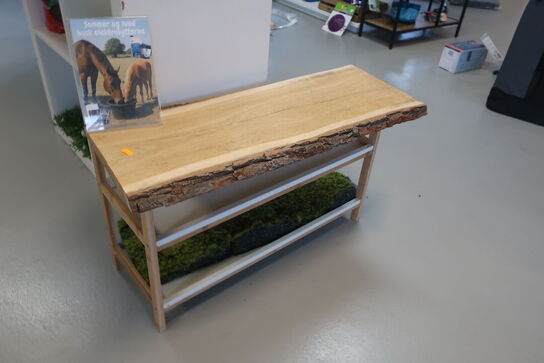 Bænk samt 2 stk. reoler med indhold 