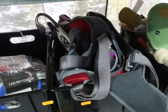 3 ks. Med hundeseler, legetøj m.v. 