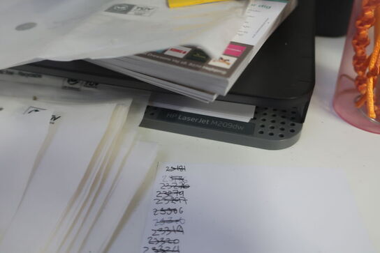 Bord, printer HP, labelprinter ZEBRA samt affaldsstativ