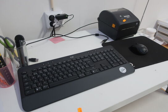 Bord, printer HP, labelprinter ZEBRA samt affaldsstativ