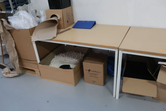 4 stk. borde med indhold på bordet samt under bordet