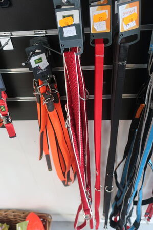 5 stk. halsbånd samt 7 stk. hundeseler